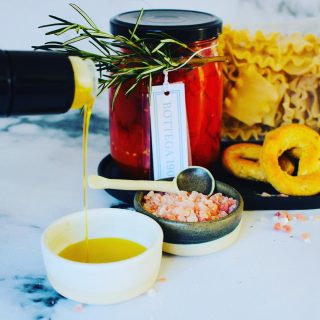 Craving Italian artisan food? 🥰🥰 

Food you can only eat in Italy? 
I’ve found it, for you 🤌🇮🇹😋🤤 

Organic Pasta, organic extra virgin olive oil, hand crushed tomatoes , black olives onion and sultanas Taralli and italian truffle honey ! 🇮🇹🤌❤️
lovemebox.etsy.com

Take your taste buds on a trip to Sicily, Tuscany and Puglia! 💫

Please contact me if you would like to buy items separately. Or mix and match 😋😍

#loveitalianfood #bestquality #organicextravirginoliveoil #handpickedinsicily #tarallisoyummy #organicpasta #healthy #guiltfree #italianfood #italianfoodlovergiftbox #hamper #organicgiftbox #vegan #iloveitaly #italiantastebuds #atriptoitaly
