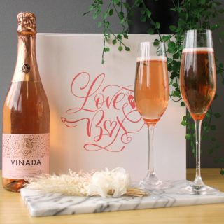 🏆New Award Winning Addition! 
A delicious Vegan non-alcoholic sparkling wine! 

"World's Favourite Bubbles"

https://www.etsy.com/au/listing/1322889697/house-warming-gift-box-hamper?click_key=bcf4789c5685c9f61b2333e7a776ec94c953149a%3A1322889697&click_sum=9f697772&ref=shop_home_active_1&frs=

@vinzerodrinks