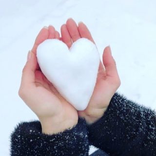 Warm heart ❤️ cold 🥶 hands 🙌. Nothing makes the heart grow fonder than thoughtfulness and love . #lovemebox #heartisyours #gifts #organic #feelbetter #loveisbest #hearts #hamperbox #specialone